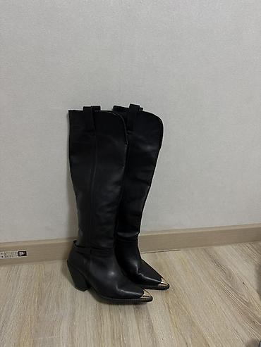 equestrian riding boot: Женские высокие сапоги из чёрной кожи в стиле вестерн — 1