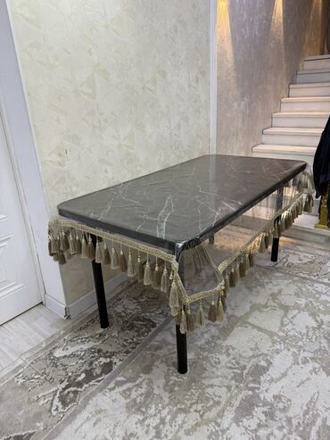 столы для кухни: Прямоугольный обеденный/кухонный стол с тёмной столешницей «под