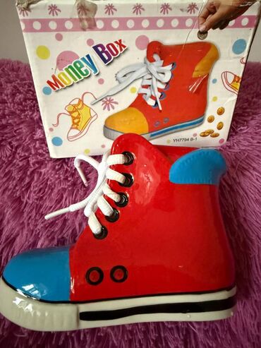 Digər: Pul qutusu. Ayaqqabı formalı pul yığmaq üçün qutu