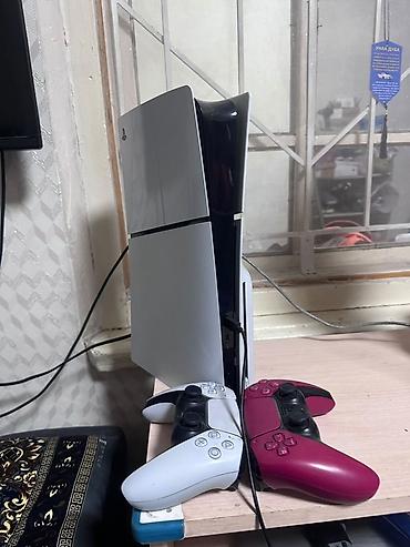 купить пс 5 слим: PlayStation 5 (версия с дисководом) + 2 и геймпадов (виден на фото) — 2