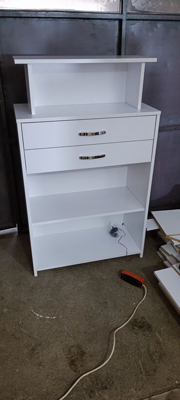 Komode: ﻿﻿﻿Dimenzije 125x75x37 cm. Moze u drugim bojama i velicinama. U beloj — 5