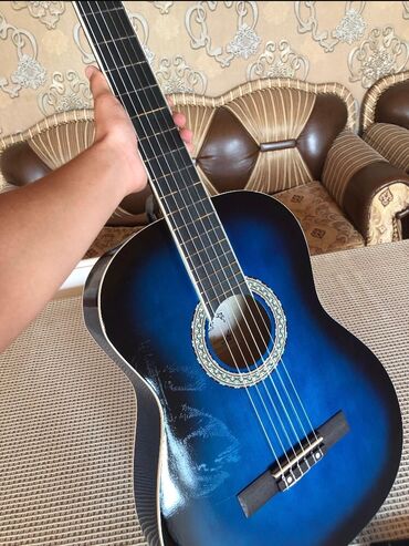Sintezatorlar: Mavi-sunburst klassik gitara - Korpus: parlak laklı mavi-siyah keçid