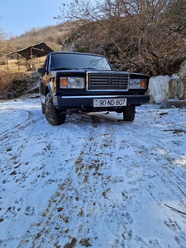 VAZ (LADA): Qara rəngdə olan Lada 2107 modeli. Maşın yaxşı vəziyyətdədir, gündəlik