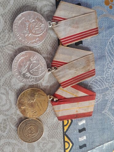 Digər əntiq əşyalar: Sovet dövrünə aid medallar və nişanlar dəsti. Dəstdə olanlar: - 2 — 1
