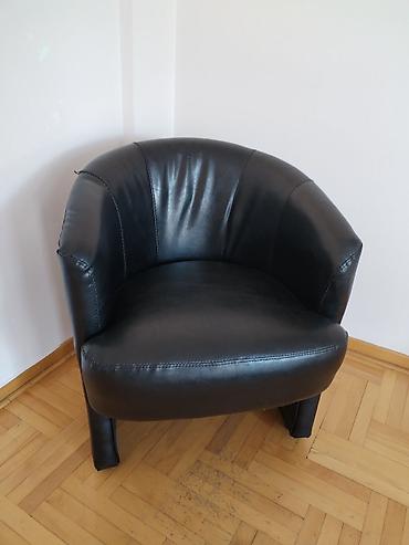 Crna kožna klub fotelja – polukružnog, „tub“ dizajna - Materijal