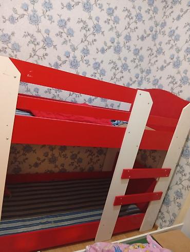 Uşaq üçün iki mərtəbəli çarpayı - Rəng: qırmızı-ağ - Material