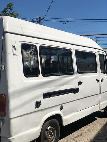 mercedes sprinter 7 1: Ağ rəngli mikroavtobus/van. Xüsusiyyətlər: - Uzun və yüksək damlı — 3