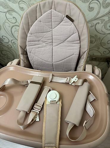 Стульчики для кормления: Стульчик для кормления в нейтральной цветовой гамме. Оснащен — 3