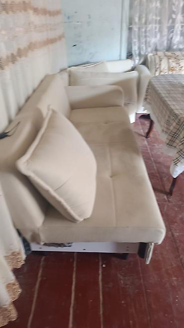 salon divanları: Bej rəngli yumşaq divan - Kompakt ölçülü, zərif minimal dizayn - — 1