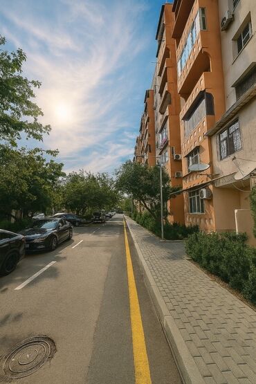 Günlük kirayə mənzillər: Ev 3 otaqlı, 80 kv sahəyə malik daş bina.9/8, təmirli.Koroğlu