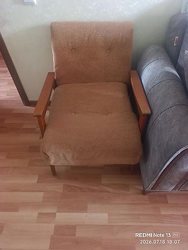 Taxta qoltuqlu yumşaq kreslo - Rəng: qəhvəyi (teksturalı parça) -
