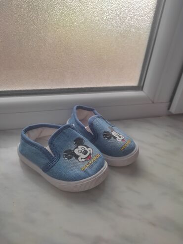 Nənnilər: Mavi cins parçadan hazırlanmış uşaq slip-on ayaqqabıları. Elastik yan