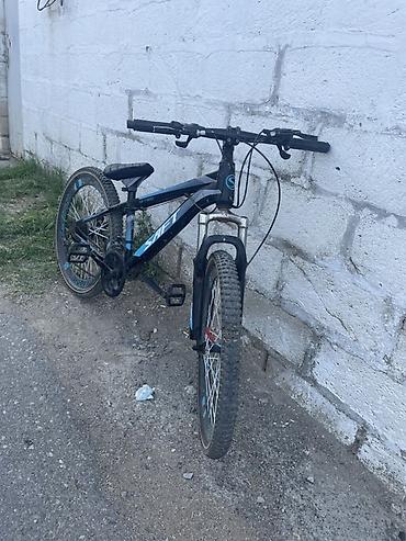 İdman velosipedləri: SAFT markalı, qara və mavi rənglərdə dağ velosipedi. Bu model disk — 3