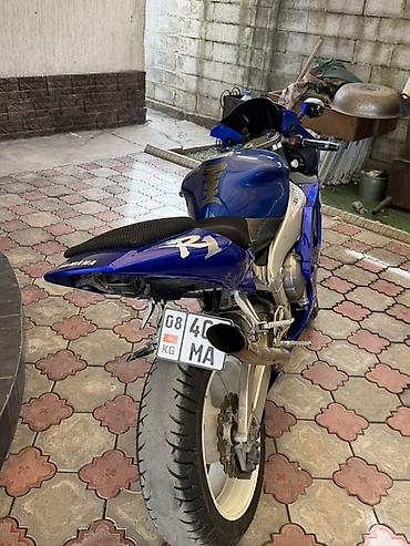Спортивный мотоцикл Yamaha YZF-R1 (судя по окраске и облицовкам серии