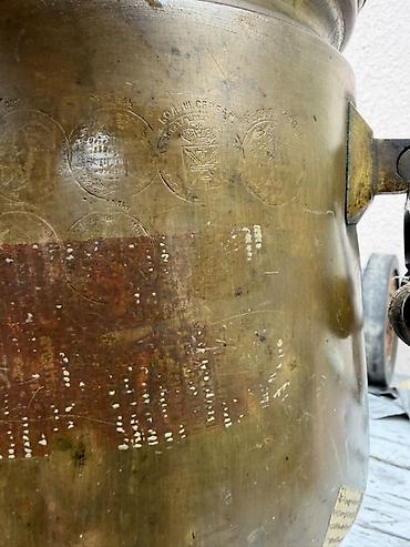 qədim pullar: Antik pirinç samovar gövdəsi – oyma rusca yazılar və medalyon-relief — 4