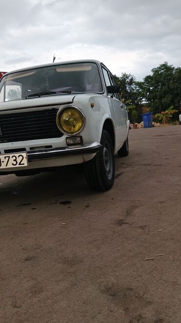 бампера гольф 2: Ağ rəngli Lada markalı avtomobil. Avtomobilin ön hissəsində dairəvi