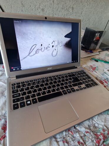 Acer: Acer laptop u srebrnoj boji, pogodan za svakodnevnu upotrebu. Tanak — 10