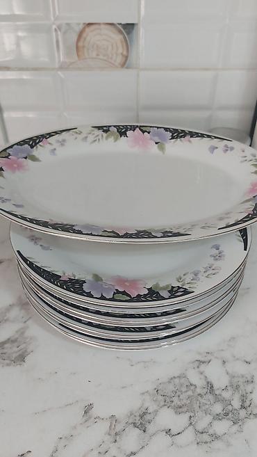 Посуда: Набор керамических обеденных тарелок, состоящий из одной овальной — 10