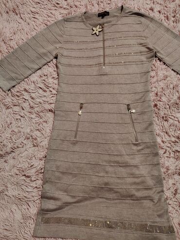 Dəstlər, kostyumlar: Qadın geyim dəsti – 4 üst geyim 1) Tünd boz rəngli uzun denim gödəkçə — 5