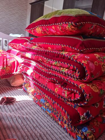 Текстиль: Продаю новый не разу не пользоваласьдарили на сеп. матрасы из ваты