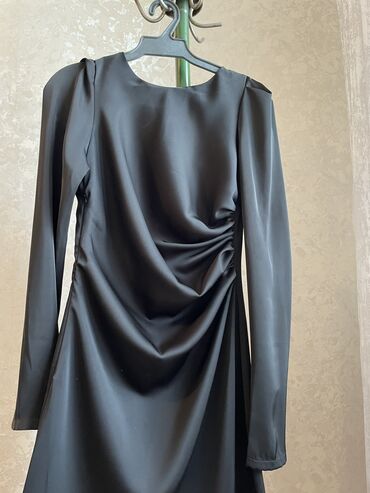женские рубашки и блузки с длинным рукавом: Платье атласное 
Новое
Размер 42-44 S M