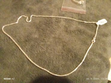 Prstenje: Srebrne minđuše sa kukicom i privjeskom u obliku suze. Centralni deo na lalafo.rs — 17 Prstenje: Srebrne minđuše sa kukicom i privjeskom u obliku suze. Centralni deo — 17