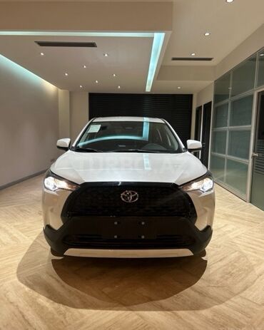 Ağ rəngli, müasir dizaynlı, dördqapılı "Toyota Corolla Cross" modeli