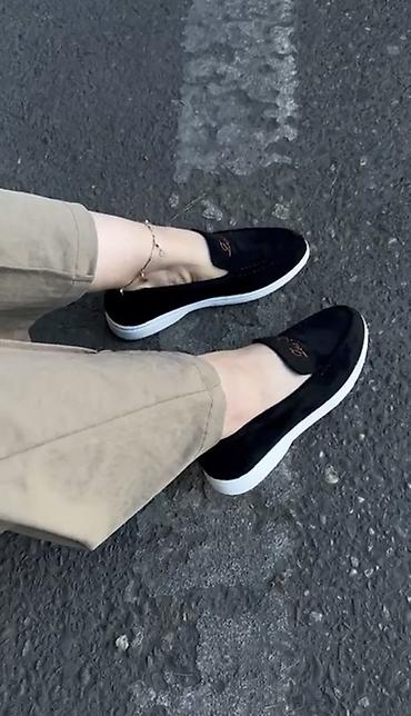 Женская обувь: Qadın üçün qara slip-on ayaqqabı. Sadə və zövqlü dizayna malikdir, üst — 1