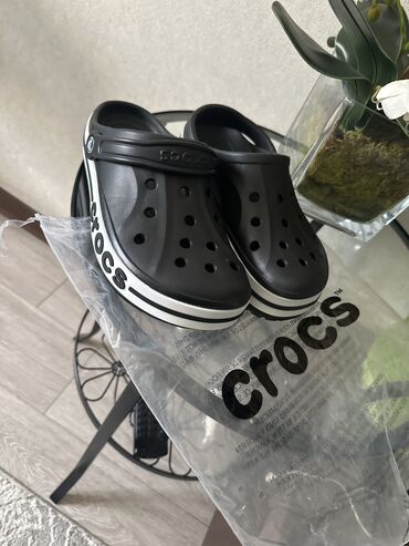 сколько стоит кроксы в бишкеке: Босоножки, 38.5, Crocs, Новый, цвет - Черный, Самовывоз, Платная доставка