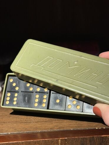 Dəbilqələr: Domino dəsti – klassik “double‑six” (0–6) komplekt. - Material: qara