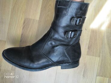 Ботинки: Продаю мужские зимние ботинки чистая толстая кожа внутри натуральный