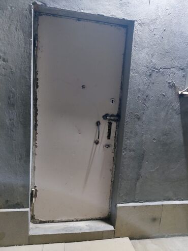 islenmis seyf qapi: Metall giriş qapısı - Material: polad/metal konstruksiya - Rəng: açıq