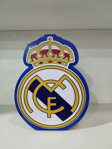 halqa ile qarin eritmek: Real Madrid futbol klubunun loqosu təsvir olunmuş suvenir. Ağ fonda
