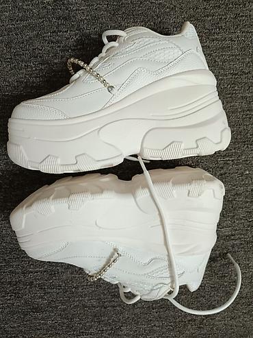 Patike: Beli ženske patike,debeli đon . original " bershka" — 2