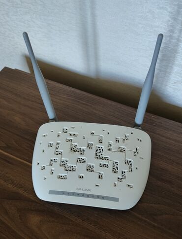 planşetler: Tp-Link wi-fi router Kabelleri üstünde verilir. Ödeniwli çatdirilma