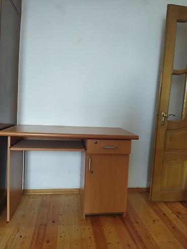 kamputer masası: Kompüter stolu möhkəm, etibarlı,seyf var,2 polkası var; — 1