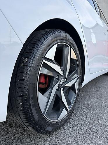 elantra hunday: Hyundai Elantra sedan – ağ rəngdə, aerodinamik kuzov dəsti ilə. Şəhər — 8