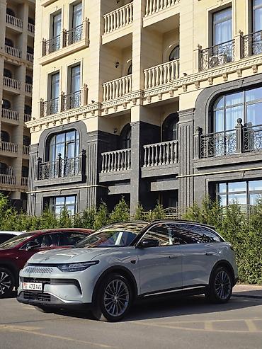 Другие детали салона: Электромобиль LEAPMOTOR — интерьер и мультимедиа премиум-класса — 1