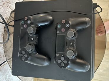 ps4 купить бу: PlayStation 4 1 TB oyun konsolu. Konsol iki ədəd orginal DualShock 4