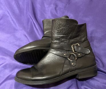 deri pencekler: Qara dəri qısa çəkmələr - Material: yumşaq təbii dəri - Rəng: klassik