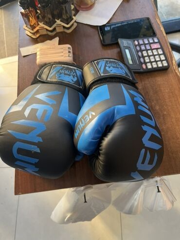 boks elcekler: Məhsul: Venum boks əlcəkləri - Rəng: qara–mavi - Marka və loqo: Venum