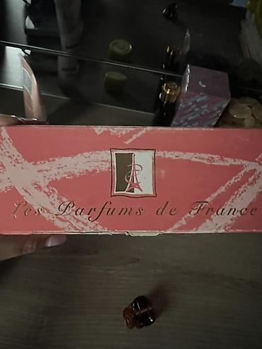 qizil komplektler: “Les Parfums de France” mini ətir dəsti Qutu məzmunu (Eau de Parfum — 2