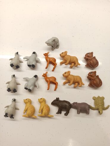 Kinder Surprise Playmobil ve Baby Natuns seriyalari . 1 eded=3 azn