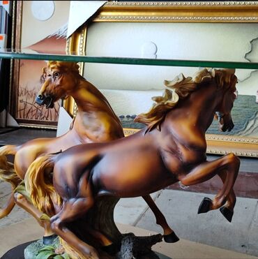 продаю дом аламидин: Продаю красивый стол, фигуры коней из керамического литья, стекло