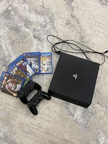 игровой моноблок: PlayStation 4 Pro (черная) + 2 беспроводных контроллера DualShock 4 + — 4