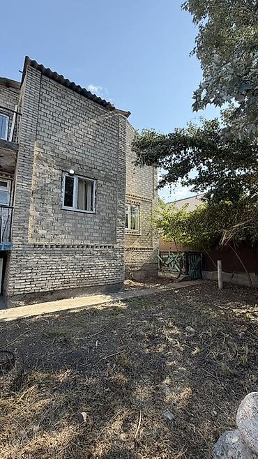 Продажа коттеджей и домов: Продаётся дома с участком жм Бакай-Ата - Материал стен: кирпич - — 1
