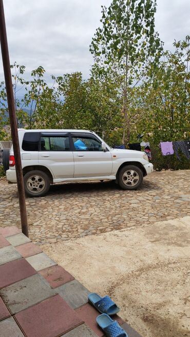 Ağ rəngli Mitsubishi Pajero IO, beşqapılı yolsuzluq avtomobili