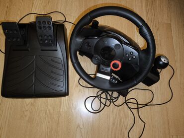 PlayStation3 ilə yanaşı stolüstü sükan və pedallar da var. Yarış