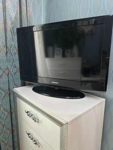 купить ноутбук в баку: Samsung markalı qara rəngli düz ekranlı televizor. Bu model evdə