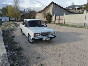 наклейки для машины: Белый седан Лада 2107, классический авто без вложений! 2006 г инжектор
